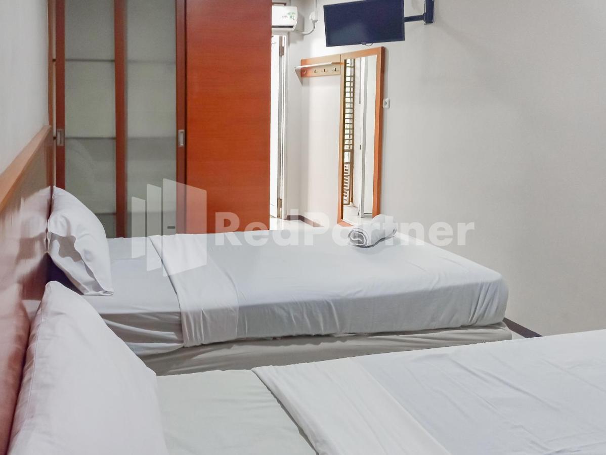 Sang Surya Guesthouse Syariah Near Rs Hasan Sadikin Mitra Reddoorz Бандунг Экстерьер фото